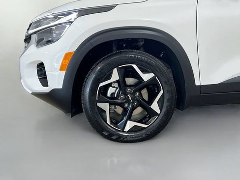 Certified 2025 Kia Seltos EX FWD image 30