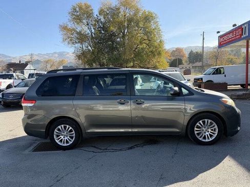 Used 2011 Toyota Sienna XLE image 3