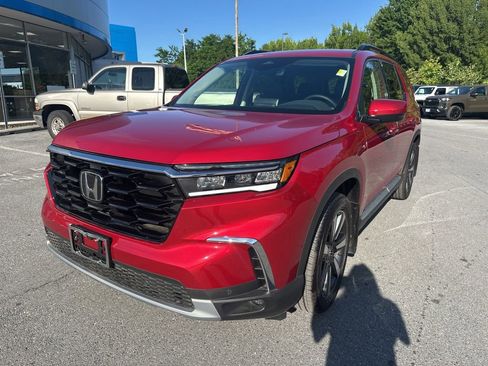 Used 2025 Honda Pilot Touring image 1