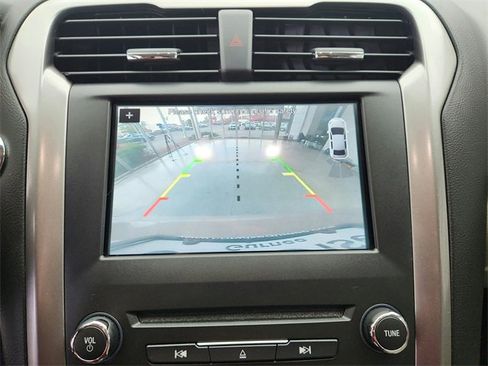 Used 2018 Ford Fusion SE w/ Fusion SE Technology Package image 14