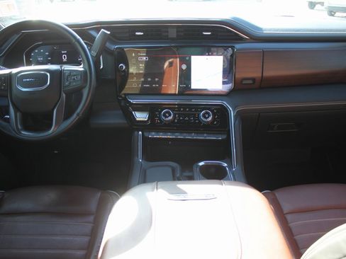Used 2025 GMC Sierra 2500 Denali Ultimate image 8