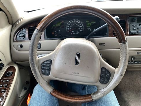 Used 2002 Lincoln Town Car Signature image 11