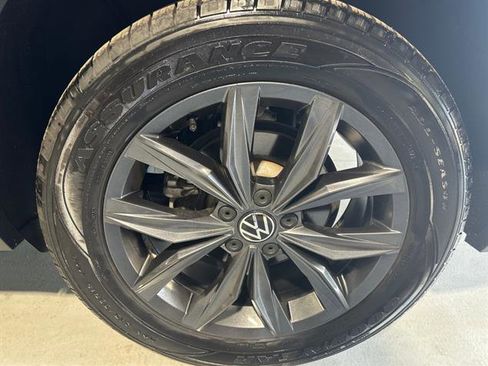 Certified 2022 Volkswagen Tiguan SE image 11