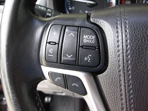 Used 2017 Toyota Highlander XLE AWD/4WD image 15
