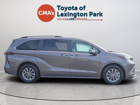 Used 2024 Toyota Sienna XLE FWD image 6