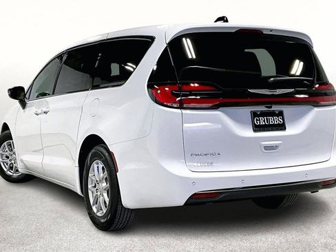 New 2026 Chrysler Pacifica Select image 4