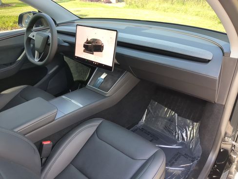 Used 2026 Tesla Model Y Long Range image 11