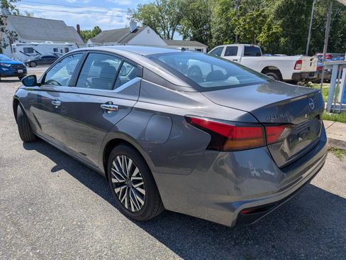 Used 2025 Nissan Altima 2.5 SV FWD image 3