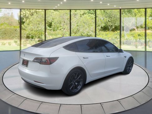 Used 2021 Tesla Model 3 Standard Range Plus image 5