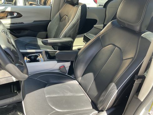 Used 2023 Chrysler Pacifica Limited image 27