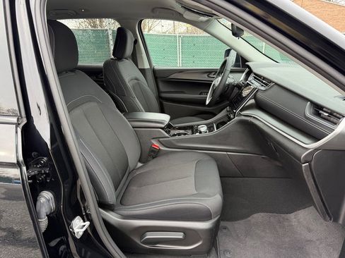 Used 2023 Jeep Grand Cherokee Laredo w/ Luxury Tech Group I image 18