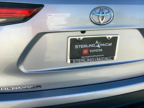 Used 2022 Toyota Highlander XLE AWD/4WD image 10