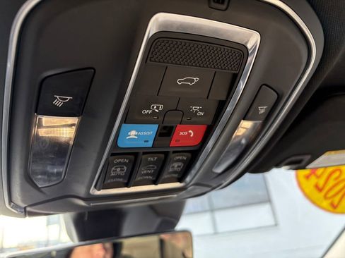 Used 2024 Jeep Grand Cherokee Limited w/ Luxury Tech Group II RWD image 17