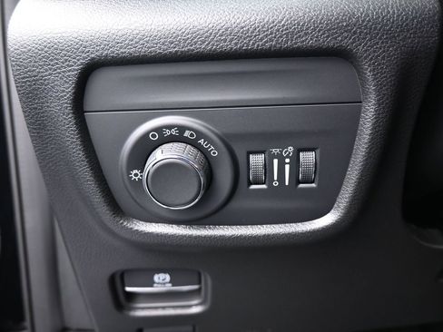 Used 2025 Jeep Grand Cherokee Laredo image 32