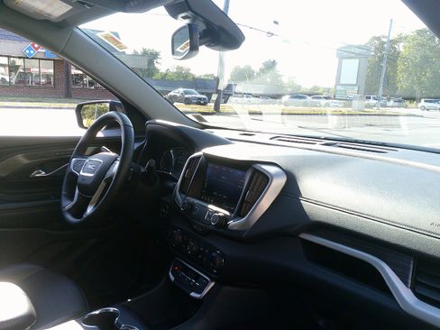 Used 2024 GMC Terrain SLT image 24