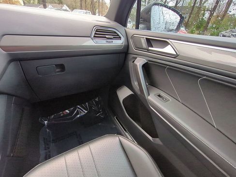 Used 2022 Volkswagen Tiguan SE R-Line image 17