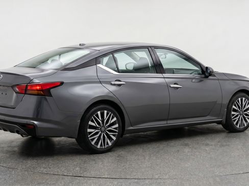 Used 2025 Nissan Altima 2.5 SV FWD image 9