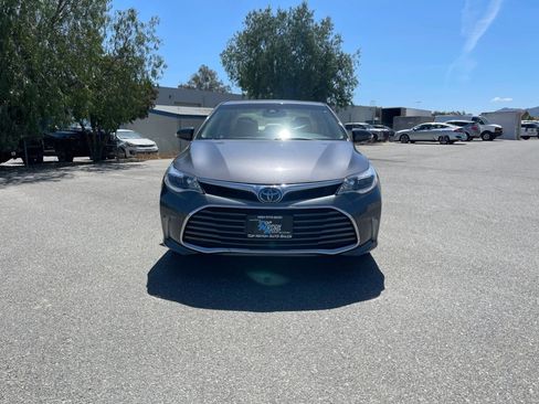 Used 2018 Toyota Avalon XLE Premium w/ Preferred Accessory Package FWD image 2
