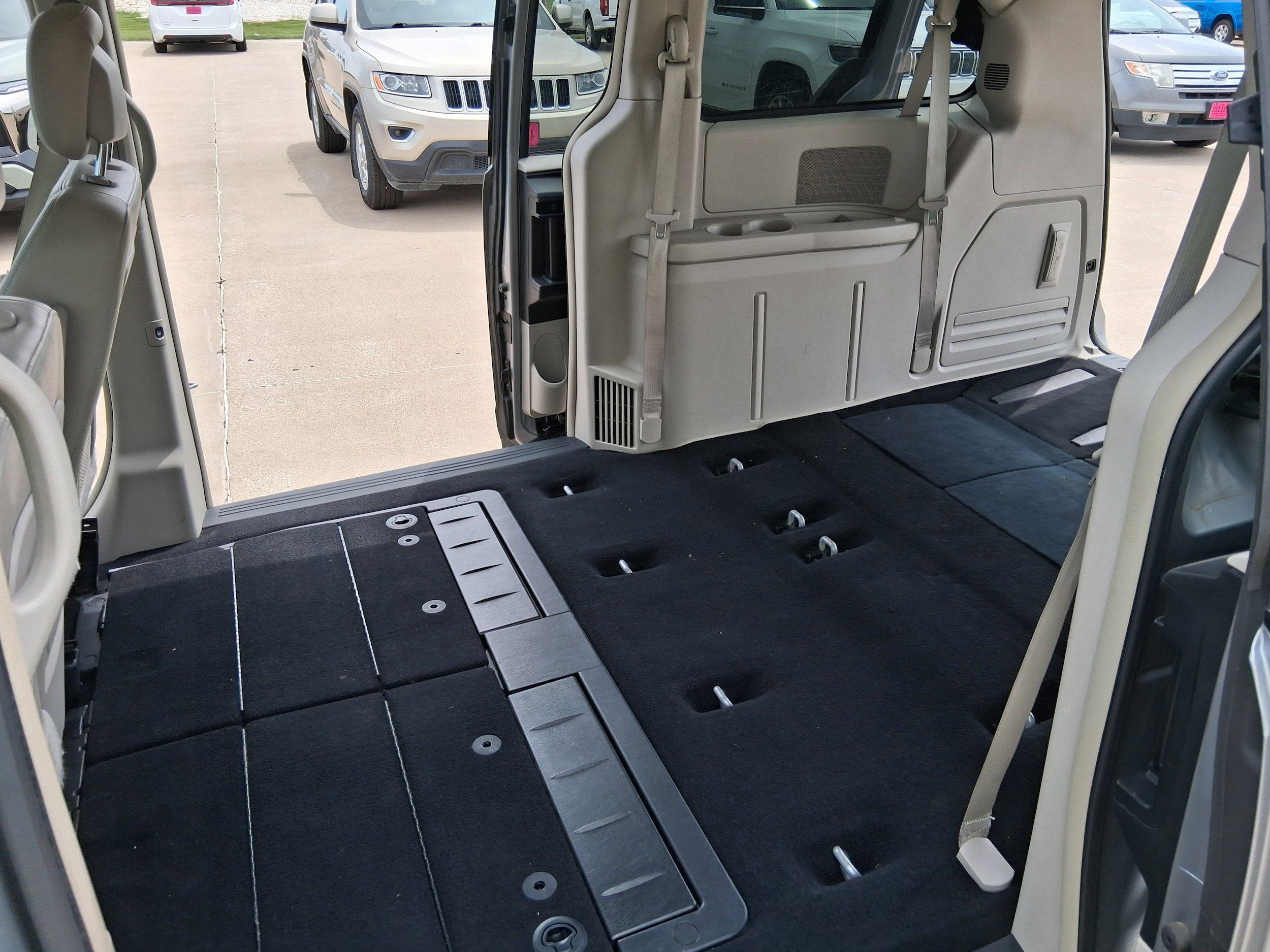 Used 2013 Chrysler Town & Country Touring FWD image 20
