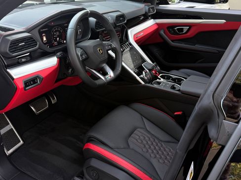 Used 2024 Lamborghini Urus S image 2