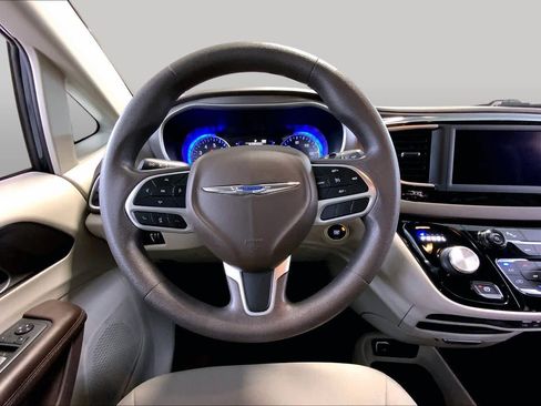 Used 2019 Chrysler Pacifica L FWD image 5