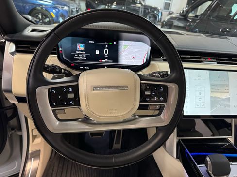 Used 2025 Land Rover Range Rover Long Wheelbase Autobiography image 10