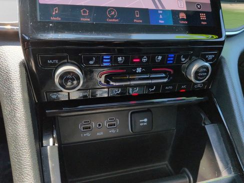 Used 2023 Jeep Grand Cherokee Overland AWD/4WD image 25