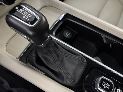 Used 2020 Volvo XC60 T6 Momentum image 48