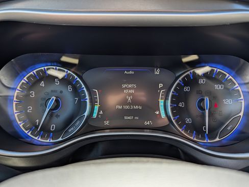 Used 2024 Chrysler Pacifica Touring-L FWD image 21