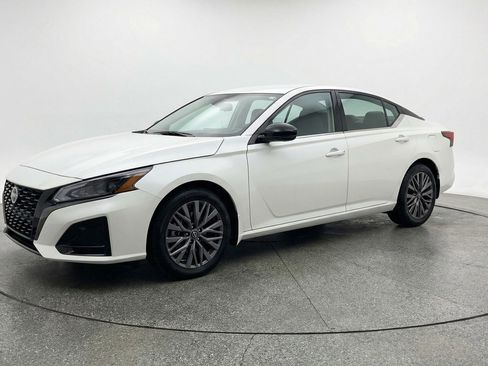 Used 2025 Nissan Altima 2.5 SV image 3