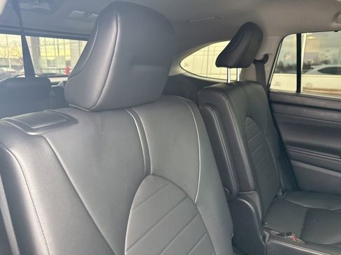 Used 2020 Toyota Highlander XLE image 17