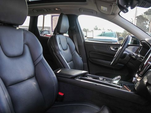 Used 2023 Volvo XC60 T8 Ultimate image 16