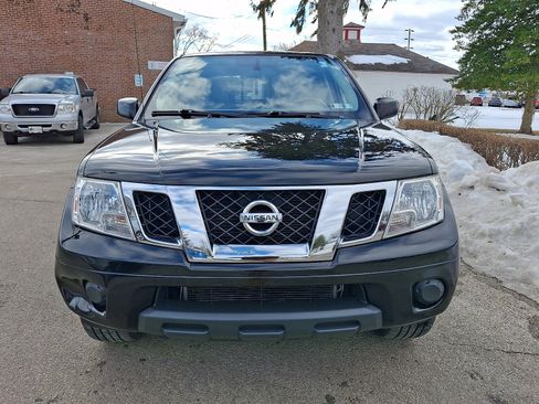 Used 2019 Nissan Frontier SV image 2
