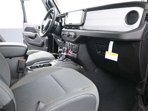 Used 2024 Jeep Gladiator Sport image 22