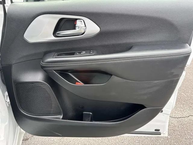 Used 2025 Chrysler Pacifica Limited FWD image 26
