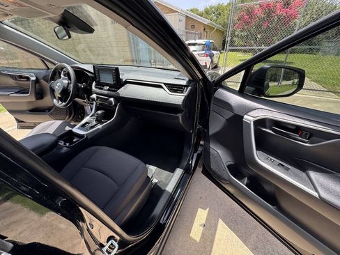 Used 2019 Toyota RAV4 LE FWD image 26