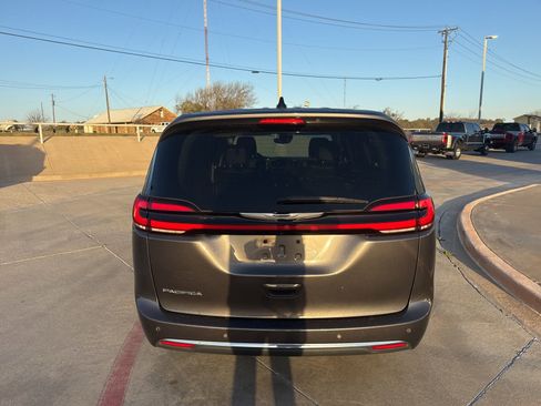 Used 2023 Chrysler Pacifica Touring-L image 6