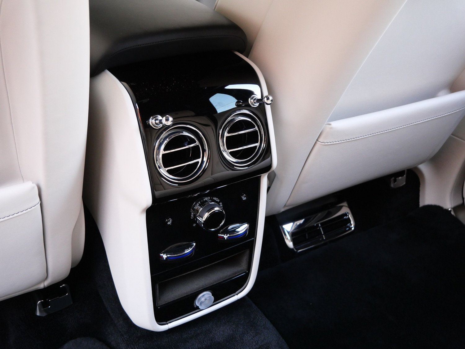 Certified 2025 Rolls-Royce Cullinan AWD/4WD image 26