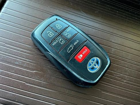 Used 2024 Toyota Sienna XLE image 38