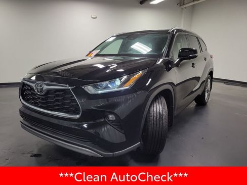 Used 2025 Toyota Highlander Platinum image 4