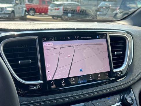Used 2025 Chrysler Pacifica Limited FWD image 26