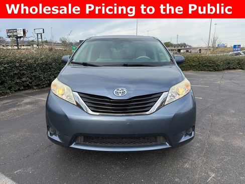Used 2013 Toyota Sienna LE image 2