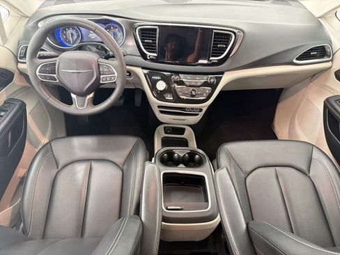Used 2024 Chrysler Pacifica Touring-L FWD image 4