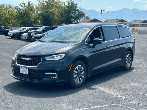 Used 2023 Chrysler Pacifica Touring-L FWD image 8