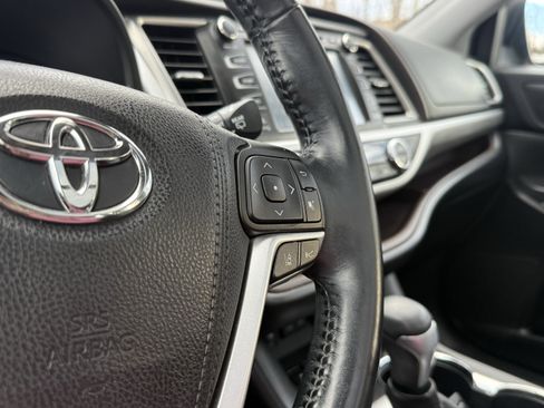 Used 2017 Toyota Highlander Limited image 19