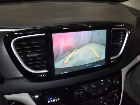 Certified 2024 Chrysler Pacifica Touring-L FWD image 16