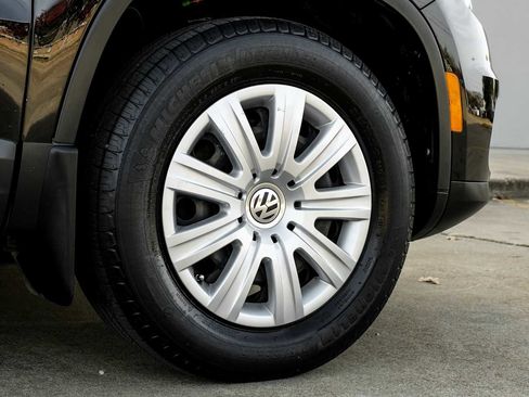 Used 2017 Volkswagen Tiguan S image 54