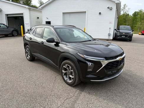Used 2025 Chevrolet Trax LT FWD image 6