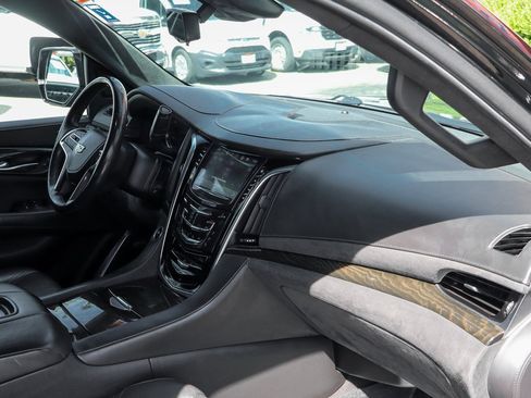 Used 2019 Cadillac Escalade Platinum image 48