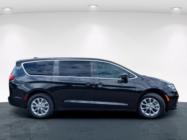 Used 2024 Chrysler Pacifica Touring-L w/ Uconnect Theater Family Group AWD/4WD image 7